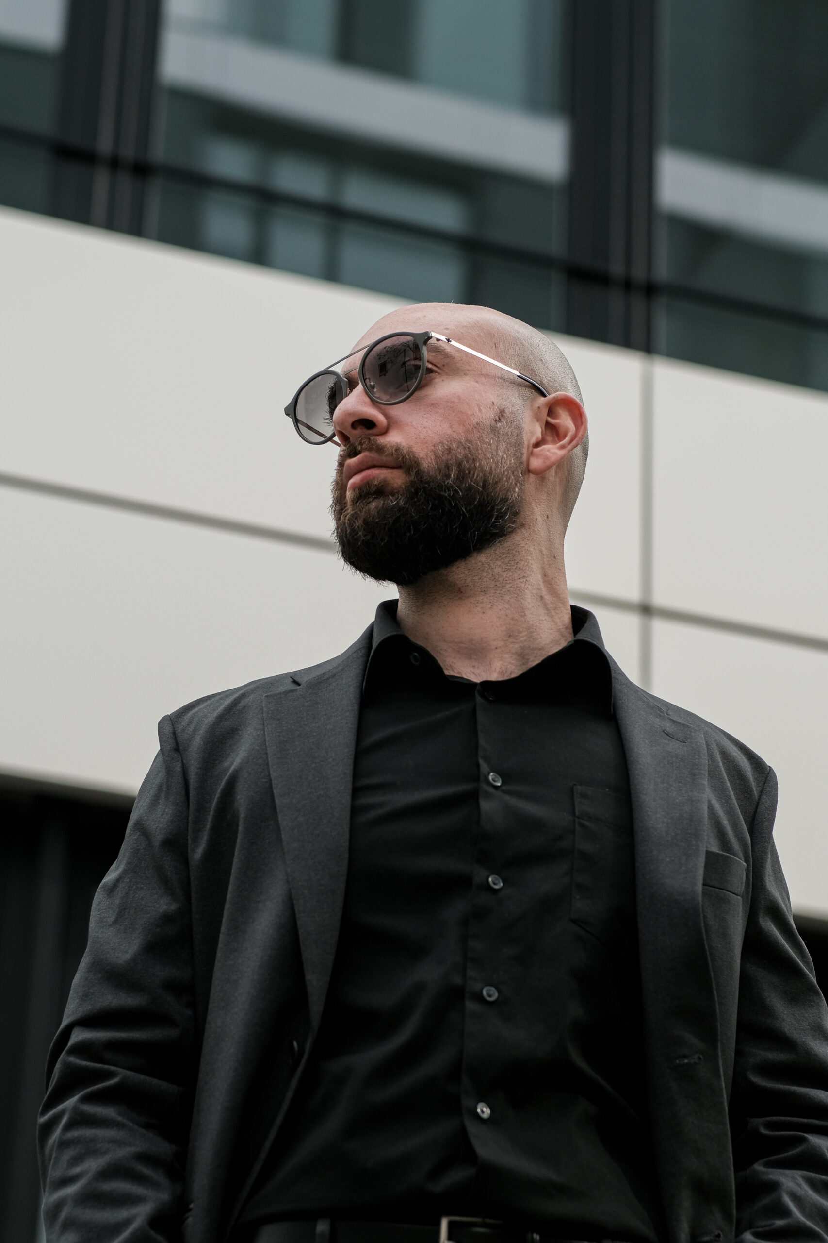 Businessporträt eines Mannes im Anzug vor Firmengebäude – FC Visuals, Businessfotograf Stuttgart