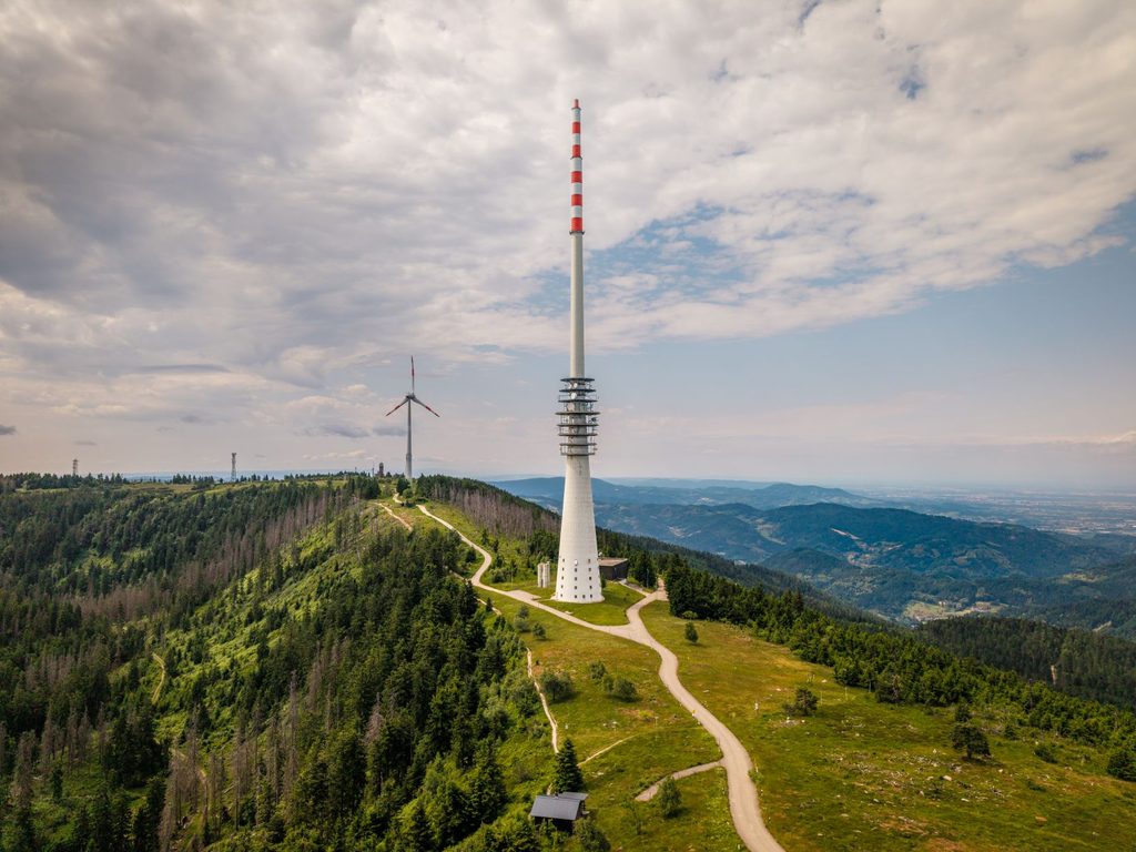 Luftbildaufnahme des Funkturms Hornisgrinde, im Auftrag für SWR Media Services erstellt von FC Visuals.